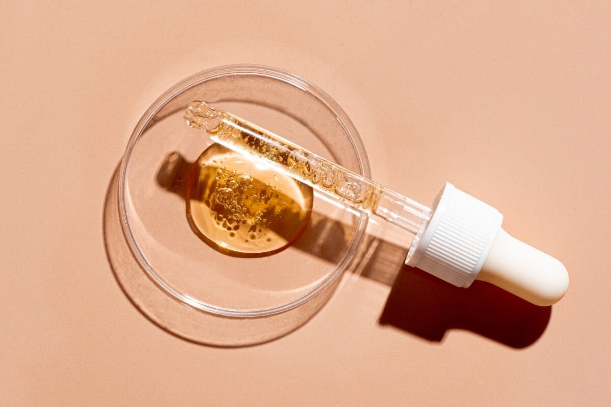 O óleo para cabelo é um excelente aliado na rotina de cuidados com os fios (Imagem: Oksana Mizina | Shutterstock) 