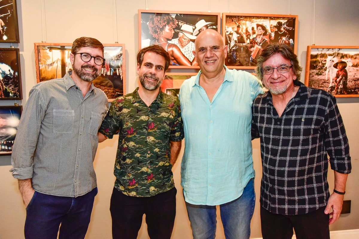 Gabriel Lordello, Gustavo Minas, Tadeu Bianconi e Orestes Locatel na abertura da exposição “Kalunga “ na Mosaico Fotogaleria
