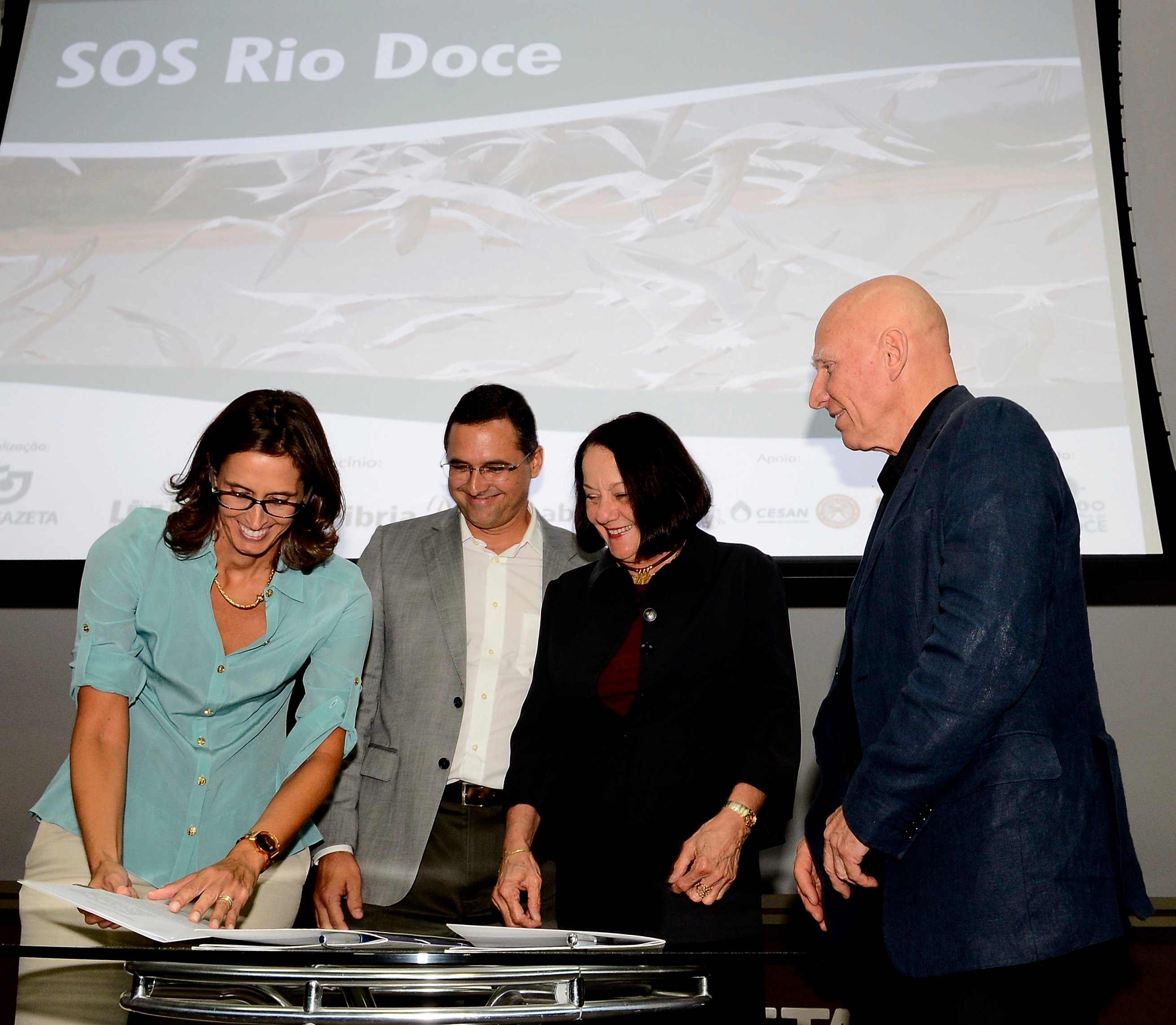 Leticia e Cafe Lindenberg com Sebastião Salgado e Lélia Wanick. Representantes do Instituto Terra durante evento no auditório da Rede Gazeta - 2015 por Marcos Fernandez | Arquivo