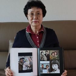 Sul-coreana Han Tae-soon diz ter passado dias inteiros percorrendo as ruas de Seul à procura da filha "até que todas as minhas 10 unhas dos pés caíram". Agora, ela processa o Estado alegando que Kyung-ha foi adotada ilegalmente.