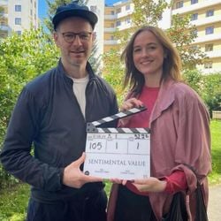 Após uma ovação de pé recorde de 15 minutos em sua estreia mundial, o filme norueguês Sentimental Value, de Joachim Trier, está recebendo críticas entusiasmadas e gerando o maior burburinho do Festival de Cannes.