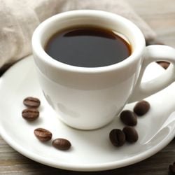 A bebida é uma das fontes mais populares de cafeína, consumida diariamente por milhões de pessoas no mundo