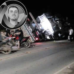Veículo transportava caixas de verduras. Ao passar em uma curva, a carga pendeu e fez com que o caminhão tombasse no exato momento em que o condutor da moto seguia no sentido contrário