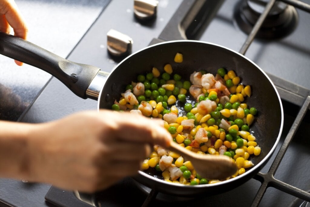 O milho é rico em vitaminas do complexo B, fundamentais para o sistema nervoso e metabolismo (Imagem: ben bryant | Shutterstock) 