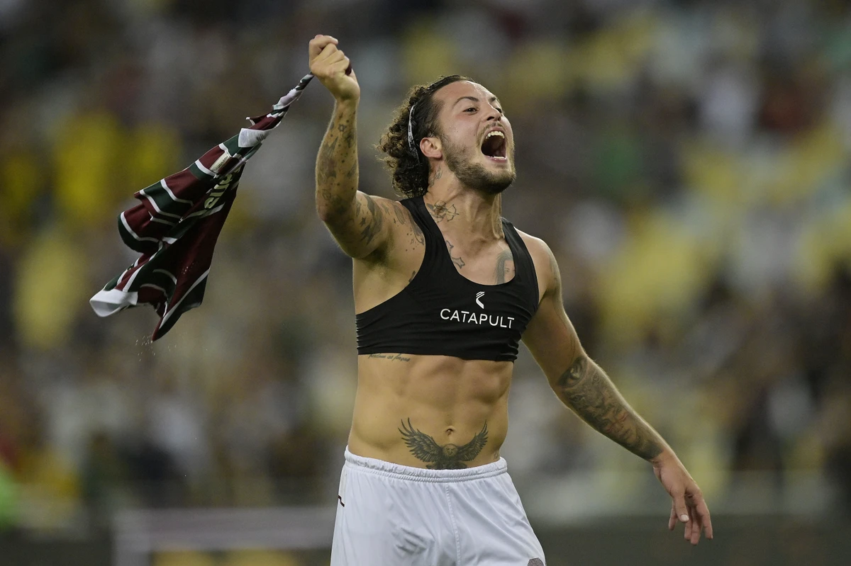 Guga comemora seu gol durante partida contra o Vasco
