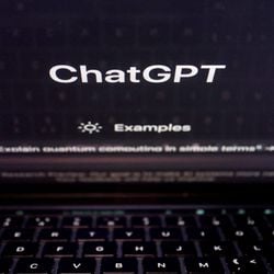 Cada vez mais pessoas têm usado a inteligência artificial como divã, levando especialistas a refletir sobre as vantagens e desvantagens dessa prática.