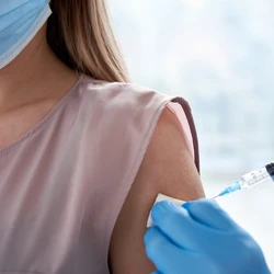 A vacina é importante porque ajuda o corpo a desenvolver imunidade contra os principais vírus causadores da gripe, como o Influenza A, incluindo subtipos H1N1 e H3N2, e Influenza B