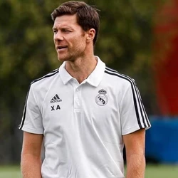 O time merengue fechou com ex-Bayer Leverkuse por três temporadas. O contrato do treinador irá de 1° de junho de 2025 até 30 de junho de 2028