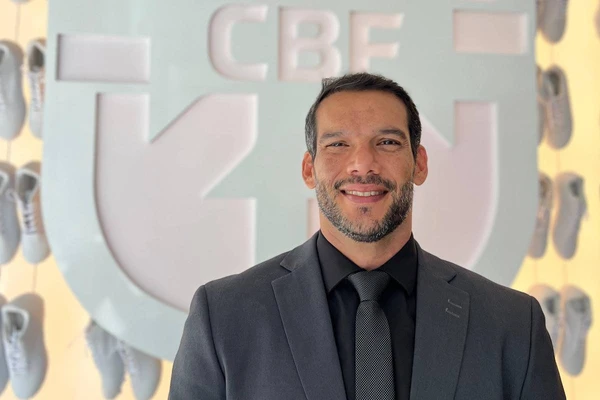 Samir Xaud, futuro presidente da CBF (Confederação Brasileira de Futebol), em frente ao escudo da instituição 