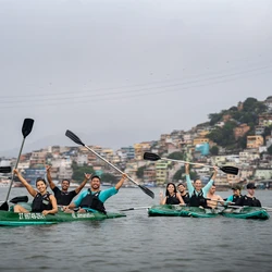 Empresários que trabalham com caiaques, canoas e stand-up utilizam o amor e o respeito ao meio ambiente para despertar a consciência ecológica entre os participantes