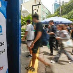 Os estudantes do 3° ano do ensino médio em escola pública, mesmo com a inscrição pré-preenchida automaticamente, precisam atualizar os dados solicitados e confirmar a inscrição para garantir a participação nesta edição