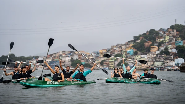 Empresários que trabalham com caiaques, canoas e stand-up utilizam o amor e o respeito ao meio ambiente para despertar a consciência ecológica entre os participantes