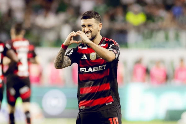 Arrascaeta, de pênalti, e Ayrton Lucas marcaram os gols do triunfo rubro-negro no Allianz Parque