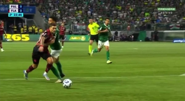 Arrascaeta sofreu o pênalti contra o Palmeiras