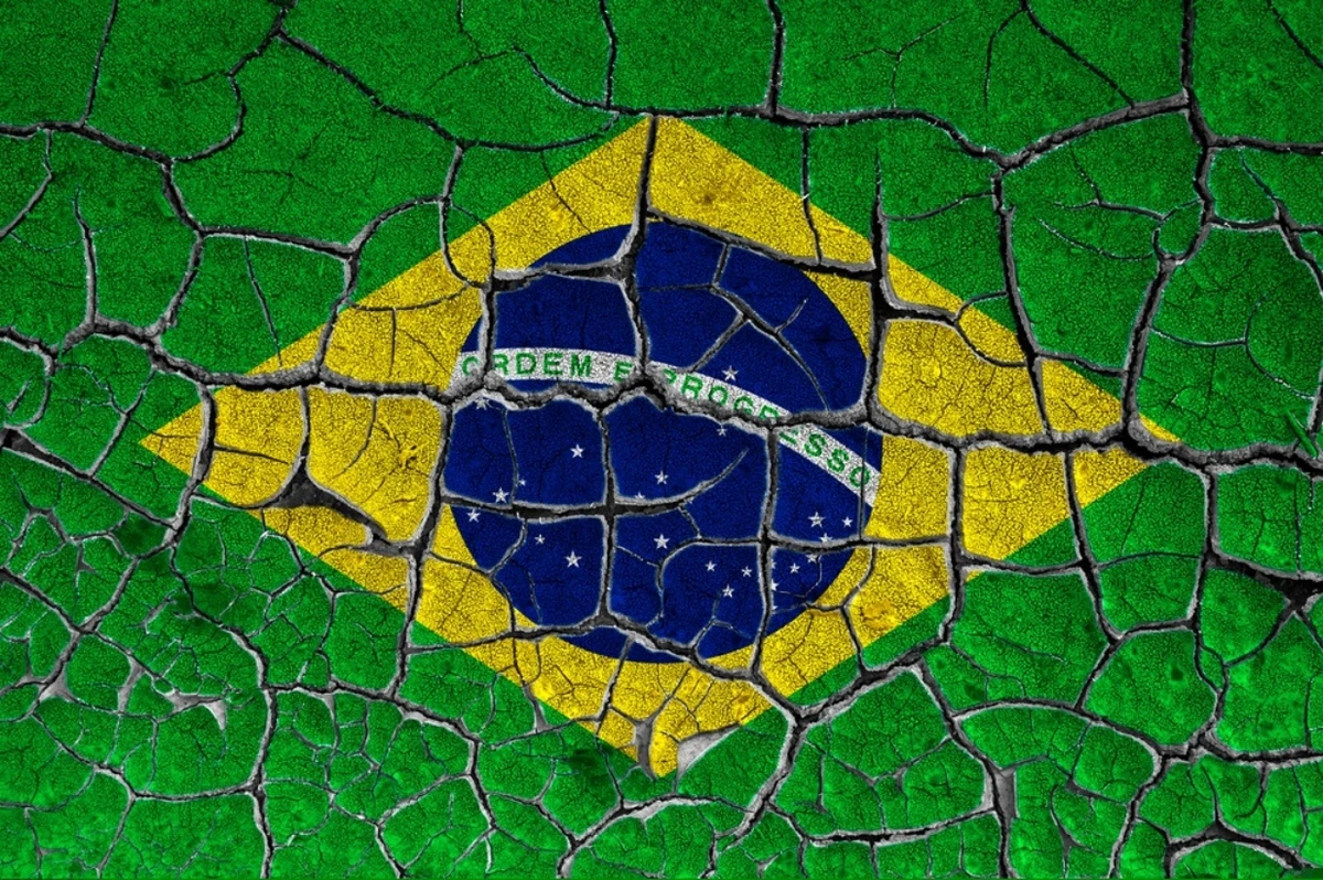 Bandeira do Brasil rachada: país tem tudo para ser grande, mas instabilidade impede crescimento