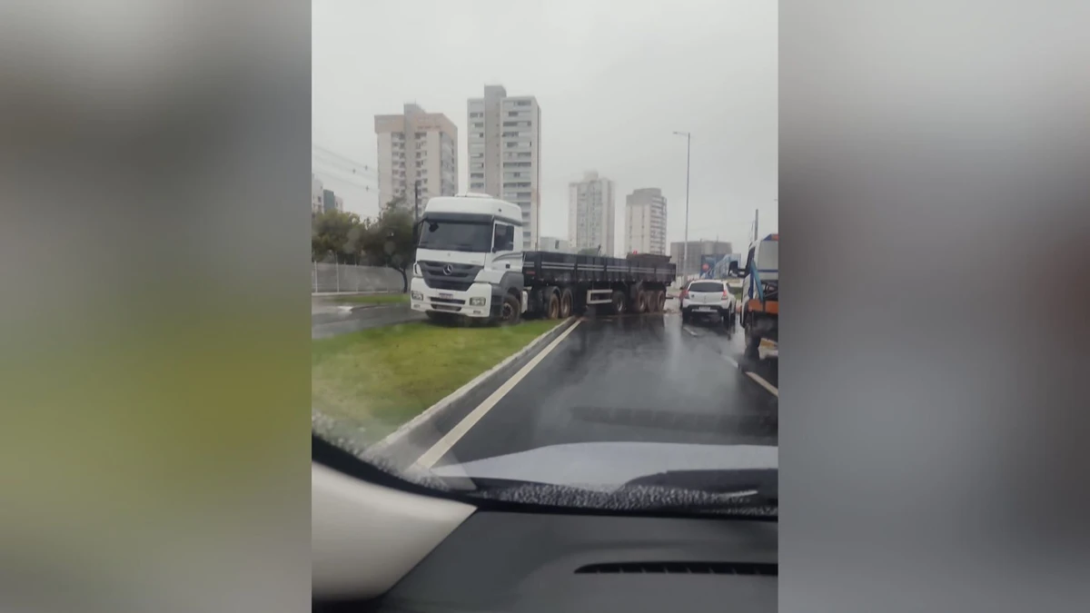 Carreta atravessada em pista em Vitória