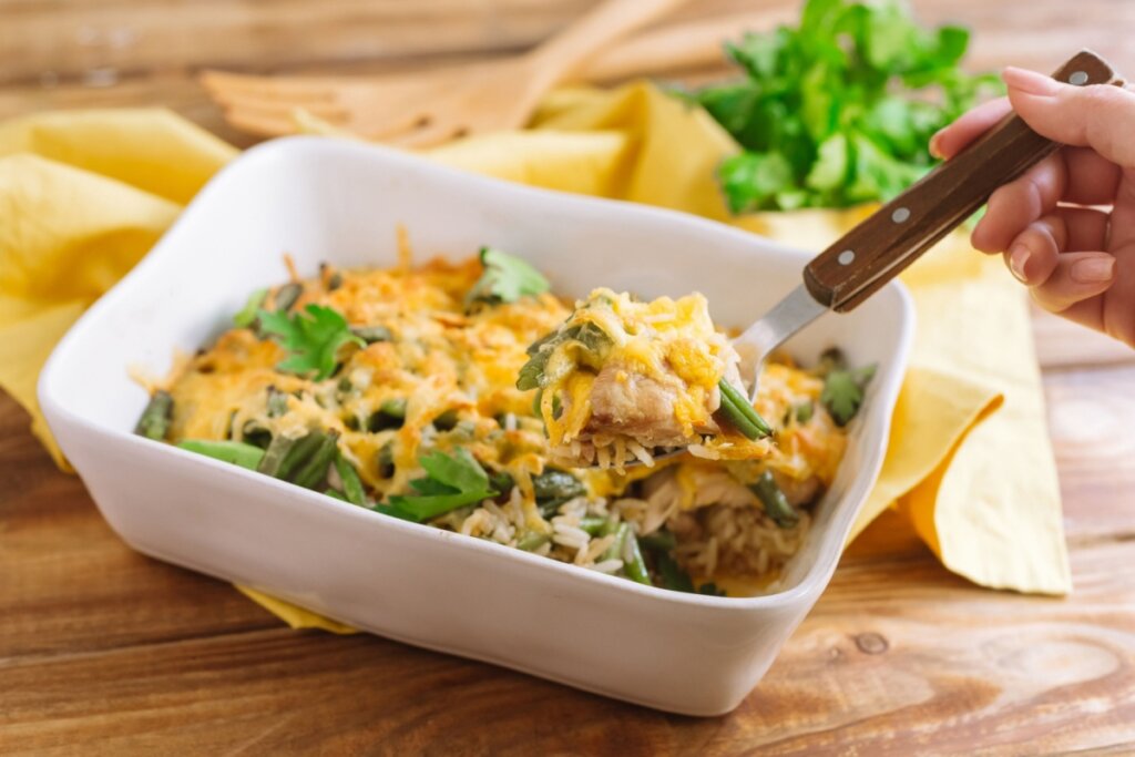 Arroz de forno com frango, vagem e queijo (Imagem: Para Katerina | Shutterstock) 