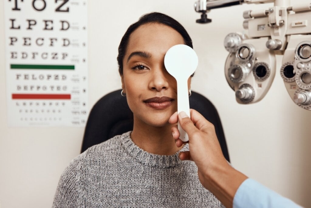 O consumo da cereja ajuda a proteger a visão (Imagem: PeopleImages.com &#8211; Yuri A | Shutterstock)
