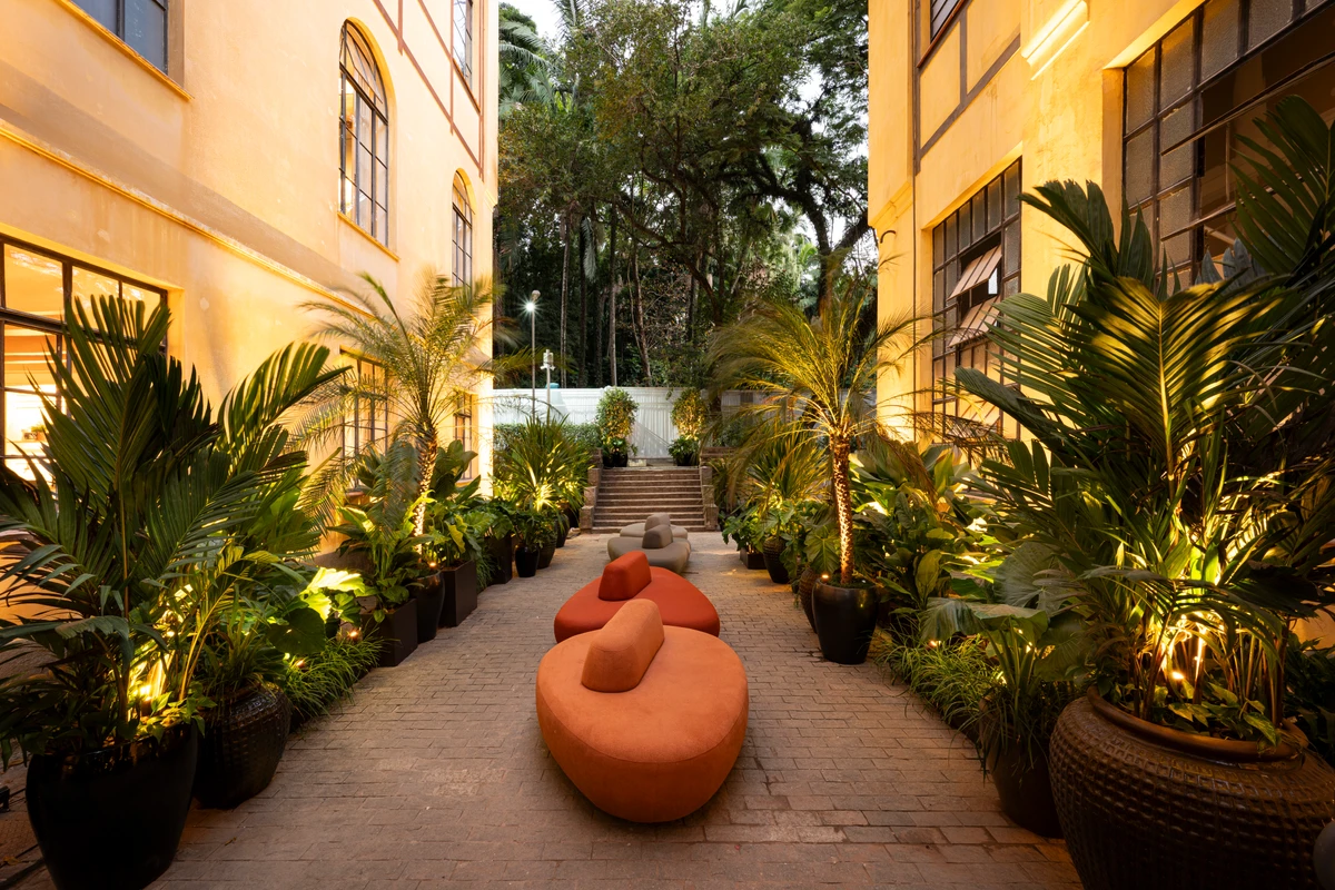O Jardim da Alameda, projeto de Catê Poli e João Jadão para a CASACOR São Paulo 2025, é uma das atrações da mostra que acontece, pela primeira vez, no Parque da Água Branca, reunindo mais de 70 ambientes com o tema Semear Sonhos