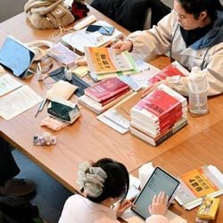 Vídeo viralizou nas redes sociais chinesas supostamente mostrando estudante comprovando estar menstruada para conseguir licença médica. A universidade é criticada por invasão de privacidade.