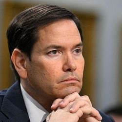 Documento assinado pelo secretário de Estado dos EUA, Marco Rubio, impõe novas restrições para estudantes estrangeiros em potencial; medida ocorre em meio a ofensiva de Trump contra universidades de elite.