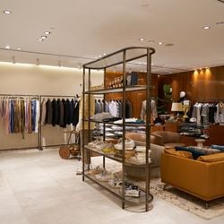 A identidade visual, os materiais utilizados e a disposição do mobiliário contribuem para uma experiência coerente e reconhecível