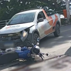 Testemunhas contaram à polícia que a moto não teria conseguido frear a tempo e colidiu com a picape, na manhã desta terça-feira (27). Com impacto, piloto foi arremessado