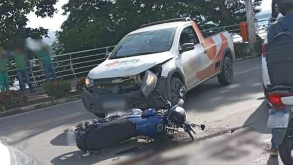 Testemunhas contaram à polícia que a moto não teria conseguido frear a tempo e colidiu com a picape, na manhã desta terça-feira (27). Com impacto, piloto foi arremessado