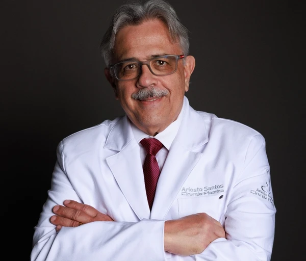 Ariosto Santos, cirurgião plástico