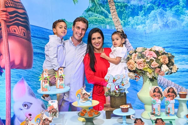 Cristina Rasseli e Toni Caus comemoram o aniversário dos filhos Antônio e Clarice