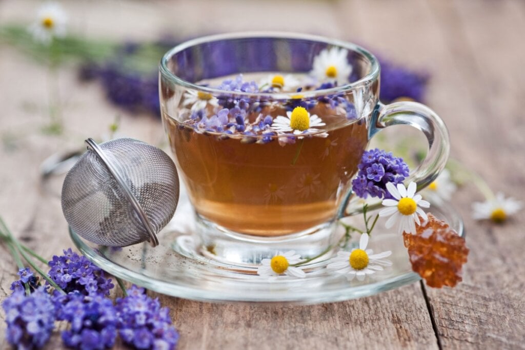 Chá de camomila com lavanda e casca de laranja (Imagem: aliasemma | Shutterstock)