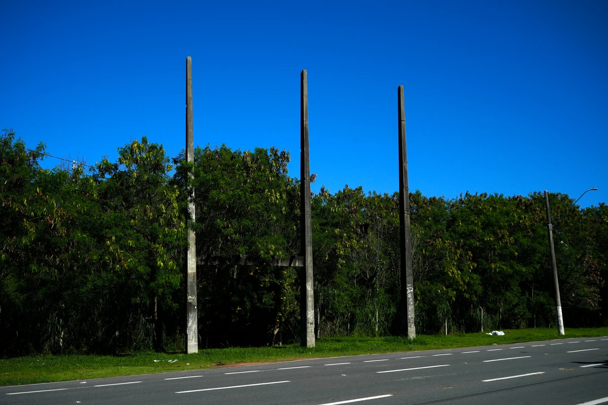 Estruturas ficam no cruzamento entre avenidas movimentadas da Capital
