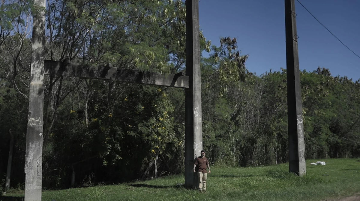 Repórter de A Gazeta ao lado de estruturas na Mata da Praia
