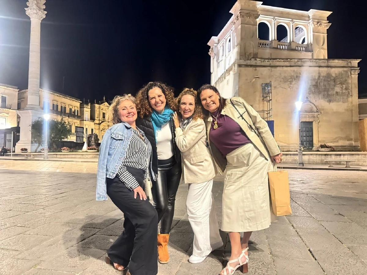 Sugestão de Legenda: Rosângela Grassi, Márla Camilo, Rogéria Machado e Wânia Pauletti curtindo dias de folga na Piazza Sant’Oronzo Lecce, na Itália

