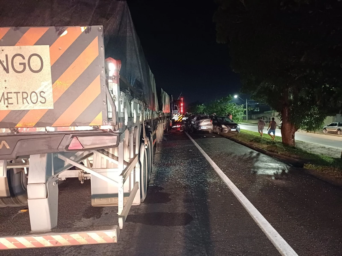 Veículos envolvidos em engavetamento