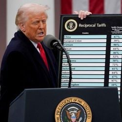 Um tribunal federal dos Estados Unidos decidiu nesta quarta-feira (28/05) que o presidente Donald Trump extrapolou sua autoridade ao impor tarifas globais. Casa Branca já recorreu da medida e falou em decisão de 'juízes não eleitos'.