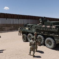 Trump aumentou a presença militar na zona de fronteira com o argumento de emergência, mas números mostram que travessia ilegal está em níveis historicamente baixos