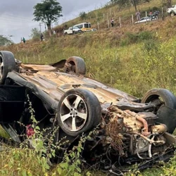 Ele foi socorrido inconsciente pelo Corpo de Bombeiros, com suspeita de traumatismo craniano e fratura no fêmur; acidente ocorreu na manhã desta quarta-feira (28)