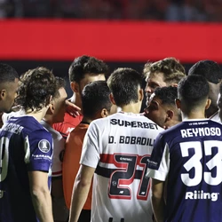 O meia Damián Bobadilla, do São Paulo, não é o primeiro jogador acusado de xenofobia em jogo da Libertadores neste ano e pode ser suspenso