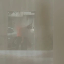 Menina de quatro anos caiu no chão quando a mulher foi agredida; homem foi autuado por lesão corporal, ameaça, injúria e difamação, conforme a Lei Maria da Penha
