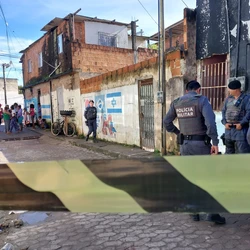 Segundo a Polícia Civil, a motivação do crime está relacionada à disputa entre facções criminosas rivais que atuam na região