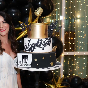 Imagem - Andreza Vettore Devens celebra aniversário em clima de pub em Vitória