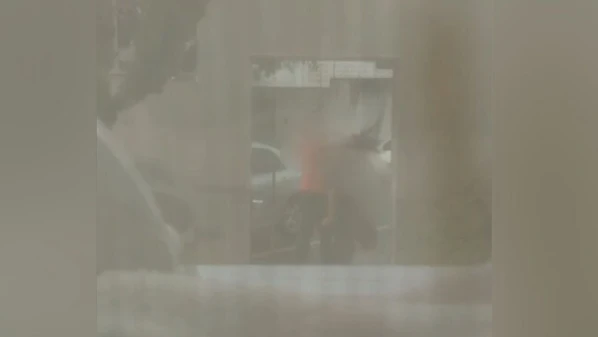Menina de quatro anos caiu no chão quando a mulher foi agredida; homem foi autuado por lesão corporal, ameaça, injúria e difamação, conforme a Lei Maria da Penha