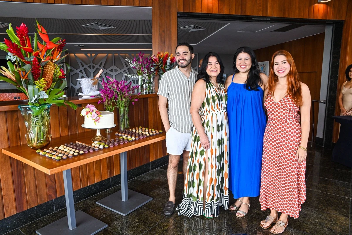 A aniversariante Rita Rocio Tristão e os filhos Raphael, Luiza e Renata