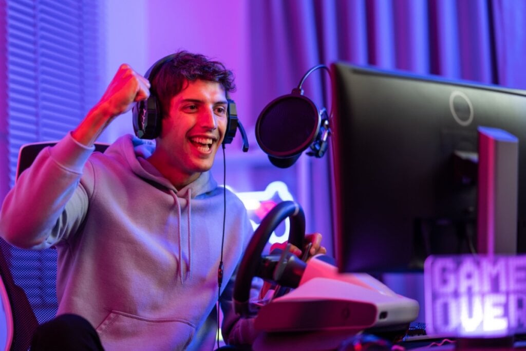 A infantilização na vida adulta também pode acontecer com homens (Imagem: Hananeko_Studio | Shutterstock)