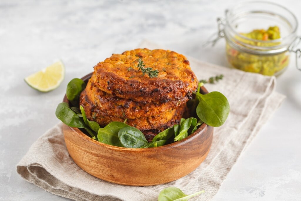 Hambúrguer de lentilha (Imagem: Nina Firsova | Shutterstock) 