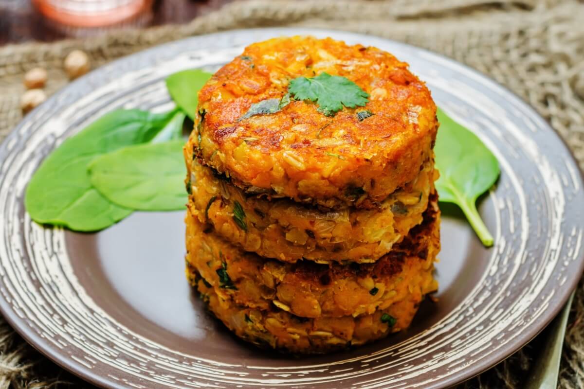 Hambúrguer vegetariano de batata-doce e grão-de-bico (Imagem: Nataliya Arzamasova | Shutterstock)