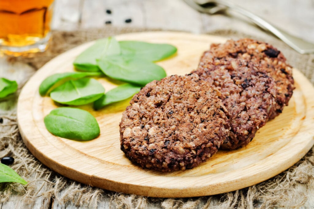 Hambúrguer vegetariano de feijão-preto (Imagem: Nataliya Arzamasova | Shutterstock)