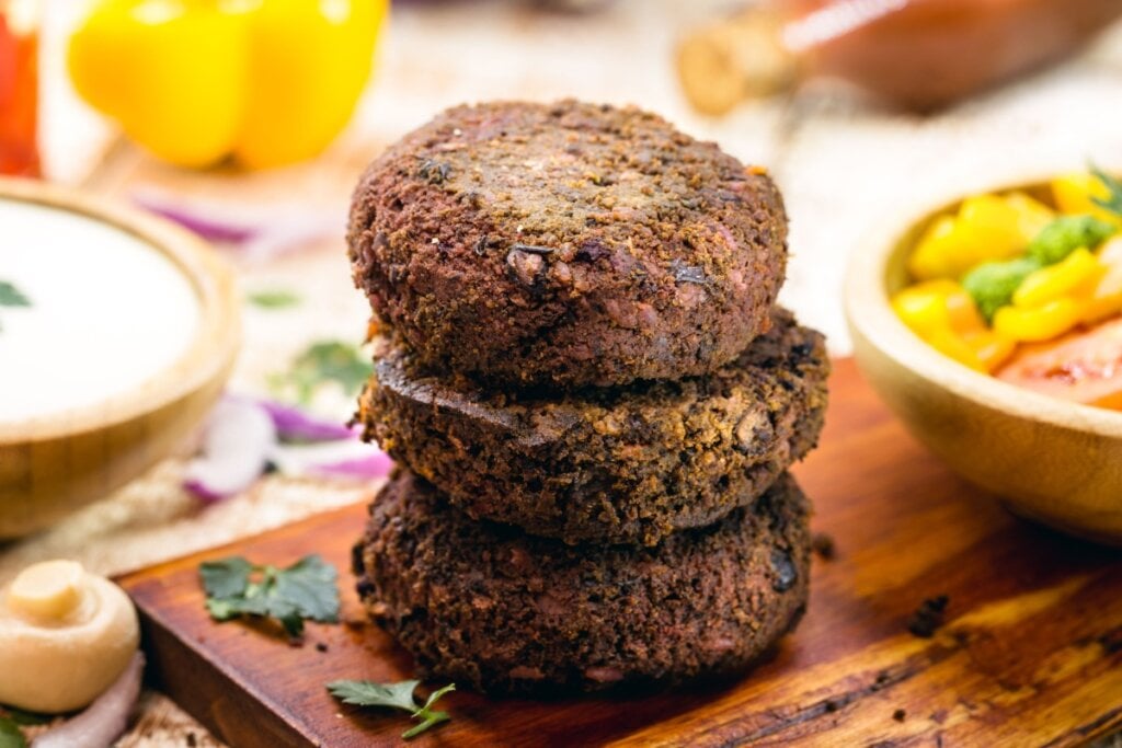 Hambúrguer vegetariano de feijão-preto (Imagem: RHJPhtotos | Shutterstock)