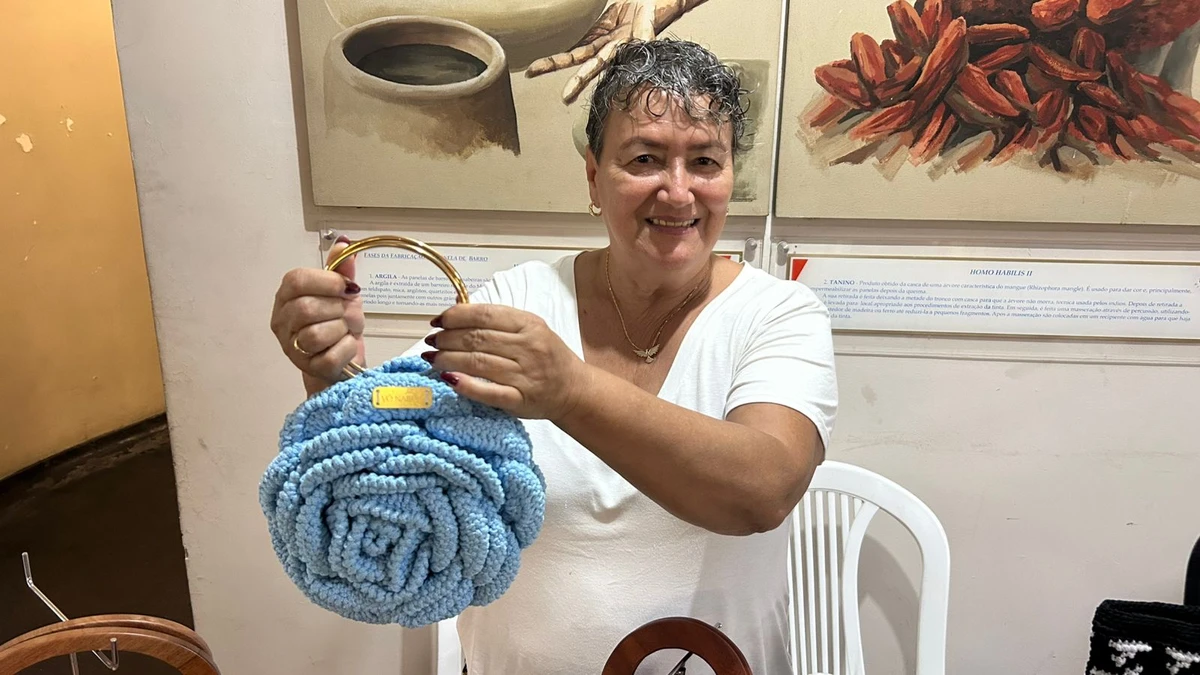 Elaine Alves é empreendedora e trabalha produzindo bolsas e peças feitas de crochê